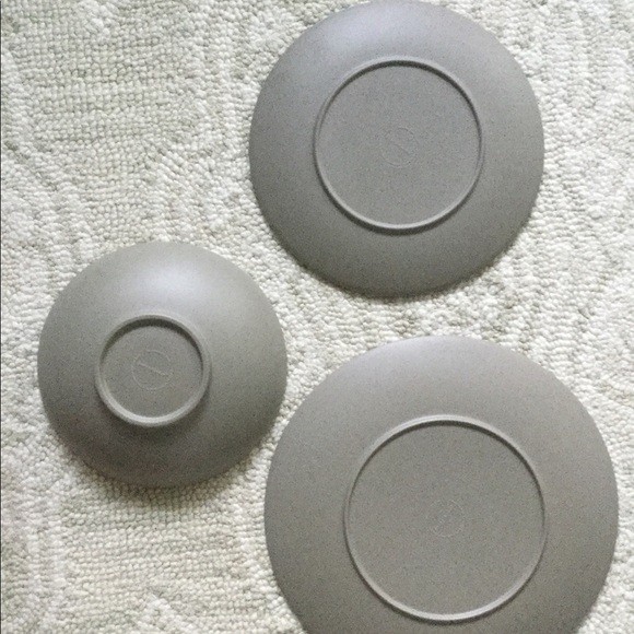 Modern taupe speckled dish set - Picture 2 of 3